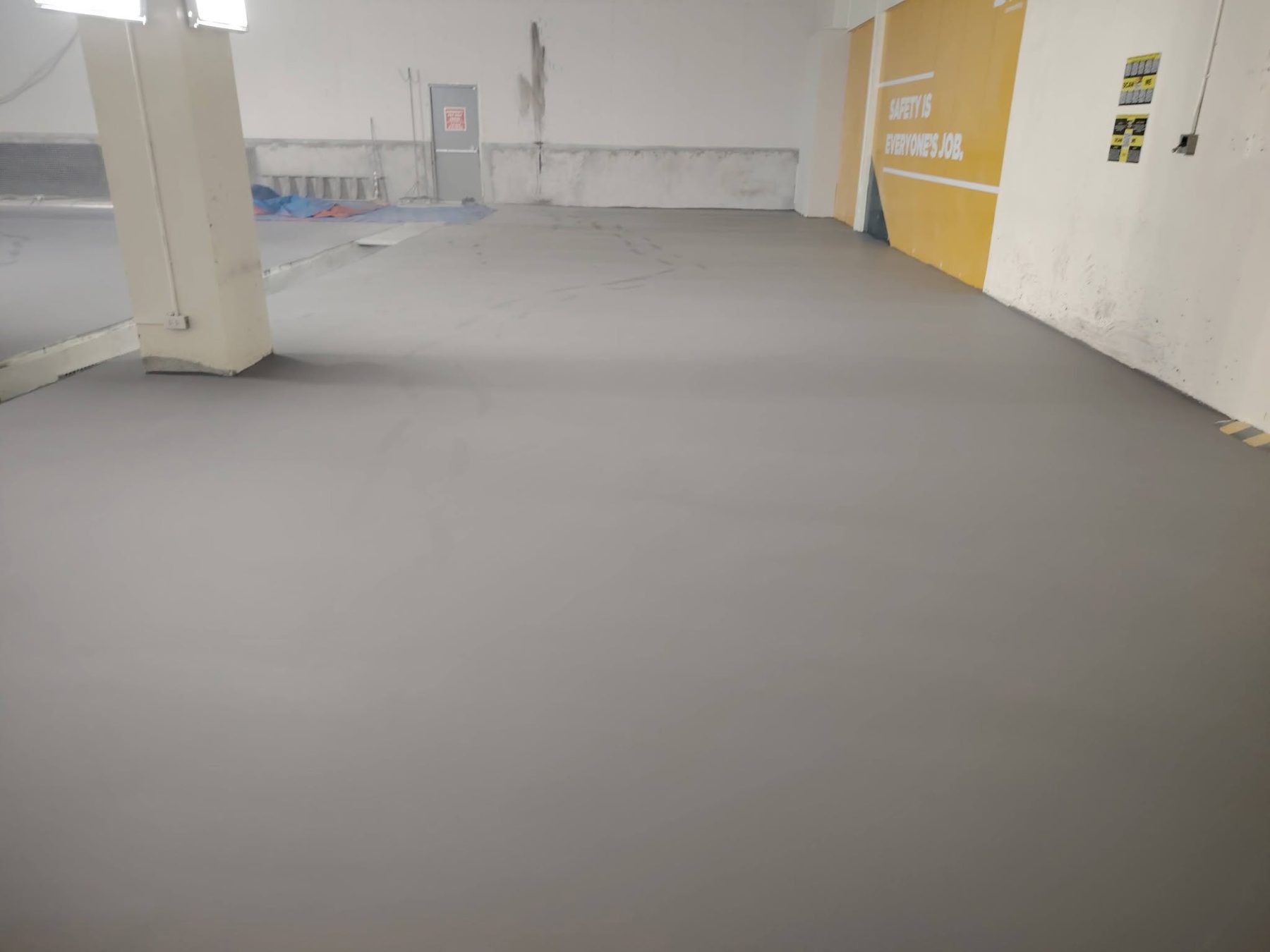 Smooth gray epoxy room floor