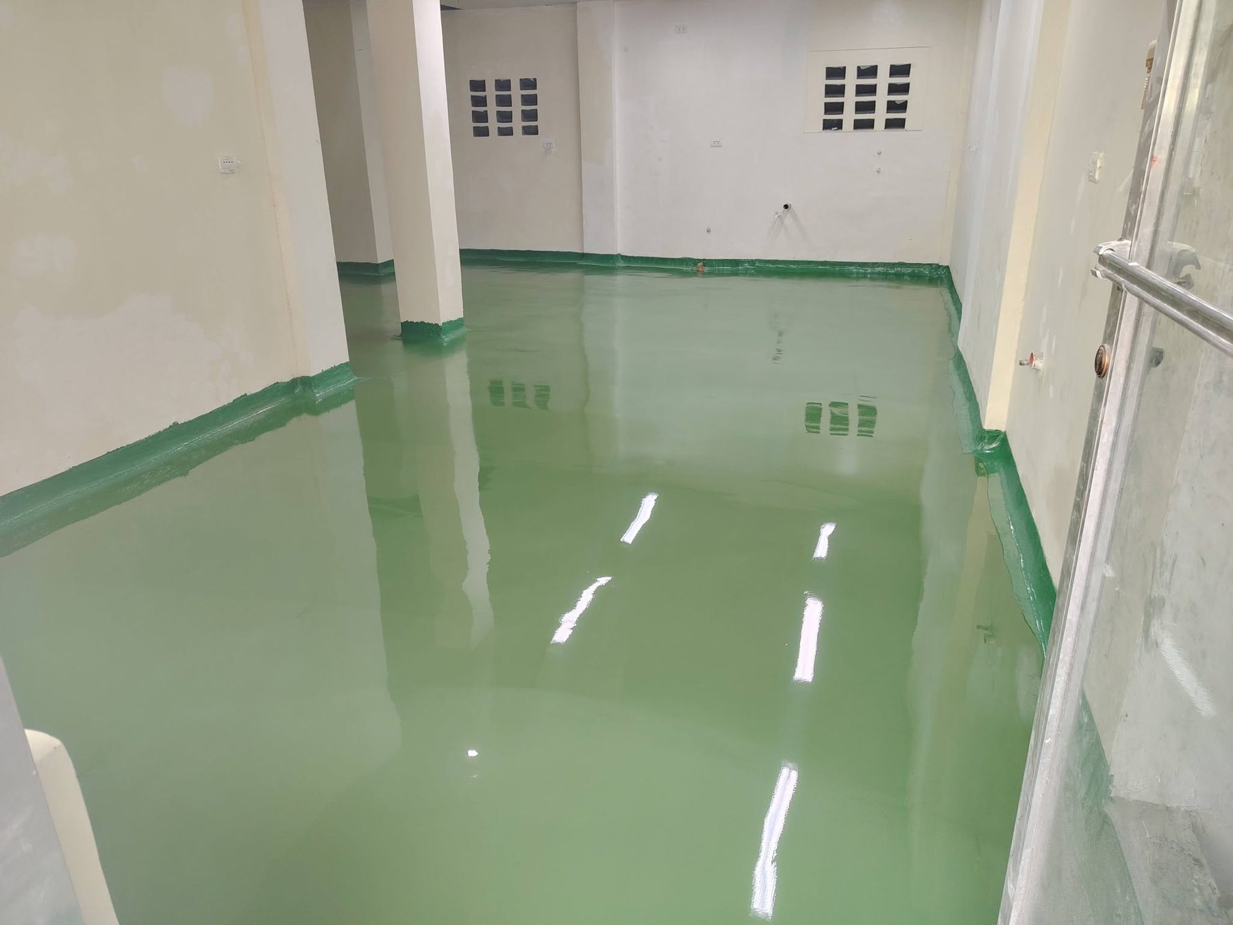 Glossy green epoxy room floor